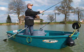 barque de peche FUN YAK 350 &eacute;quip&eacute;e avec poids de peche sur enrouleur
